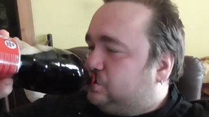 Влад Савельев пьет ЗАЛПОМ 2 литра колы и хрюхает