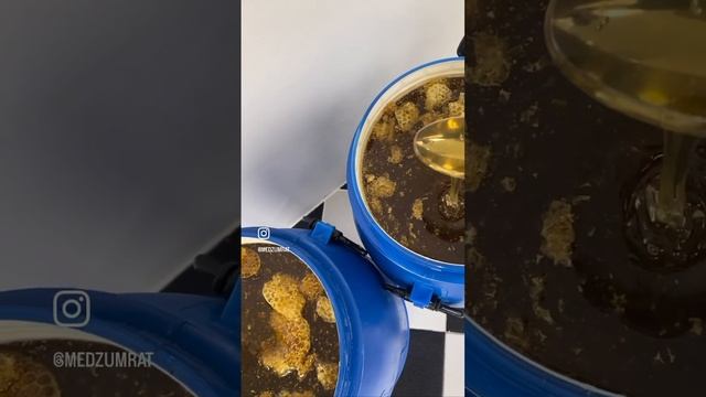 Процесс откачки мёда на нашей пасеке ! смотреть онлайн