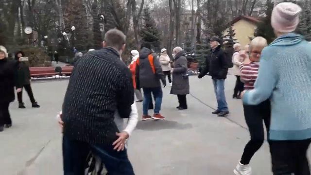 Когда ты на машине при деньгах!!!💃🌹Танцы в парке Горького!!! Харьков 2022 смотреть онлайн