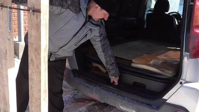 Отзыв и погрузка буксировщика Ураган в авто 1-м человеком смотреть онлайн