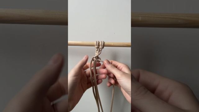 Витая цепочка из квадратных (плоских) узлов #макраме #macrame #мастерклассмакраме #урокимакраме смотреть онлайн