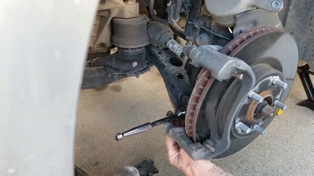 Toyota Avalon - Change Front Rotors and Brake Pads - 2013 - 2018 смотреть онлайн