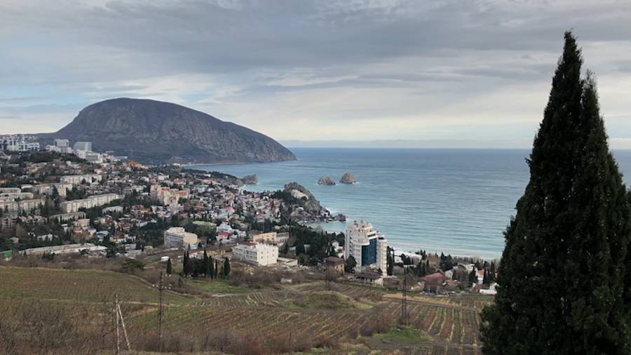 По Крыму пешком по Ялте и Гурзуфу. Шторм на набережной Гурзуфа смотреть онлайн