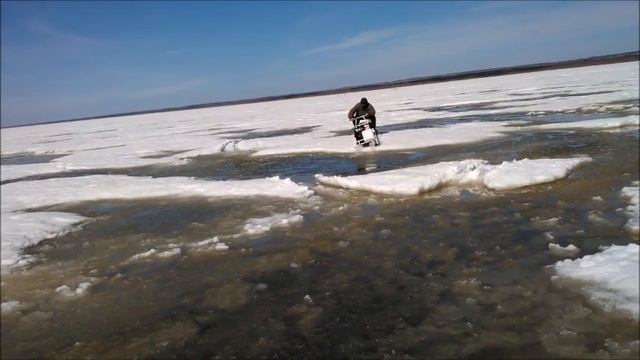 Мотобуксировщик УРАГАН 9 лс, слуз снег с водой, 2013.04.18 См. buks1.ru смотреть онлайн