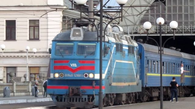 Смена локомотива 2ТЭ10М-2401(А) на ВЛ40У-1260.1 по станции Львов смотреть онлайн