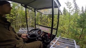 Штурмуем крутой берег на каракате. Вспотел от адреналина. Легкий среднемоторный вездеход Ураган.