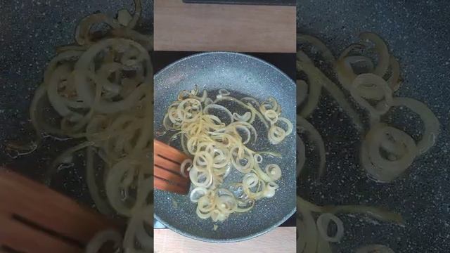 Бифштекс с яйцом и луком по-гольштейнски #shorts #ужин смотреть онлайн