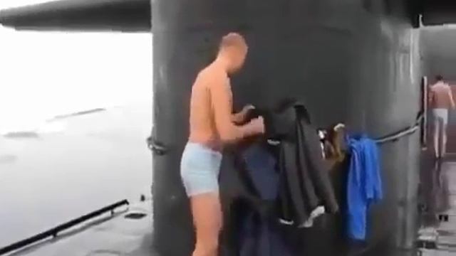 В октябре 2013 года российские офицеры-подводники после всплытия субмарины в Арктике смотреть онлайн