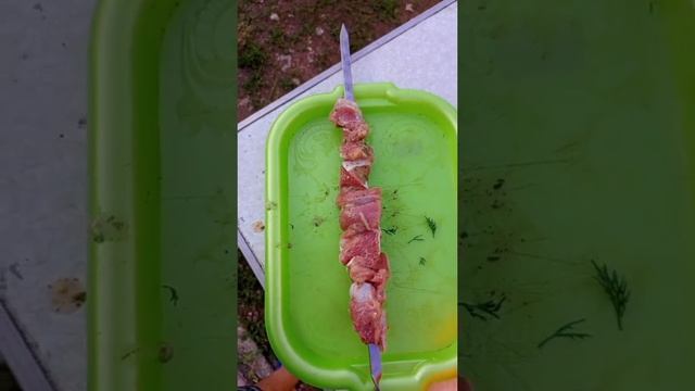 Жарим шашлык #like #рецепт #viral #video #еда #food #shorts смотреть онлайн
