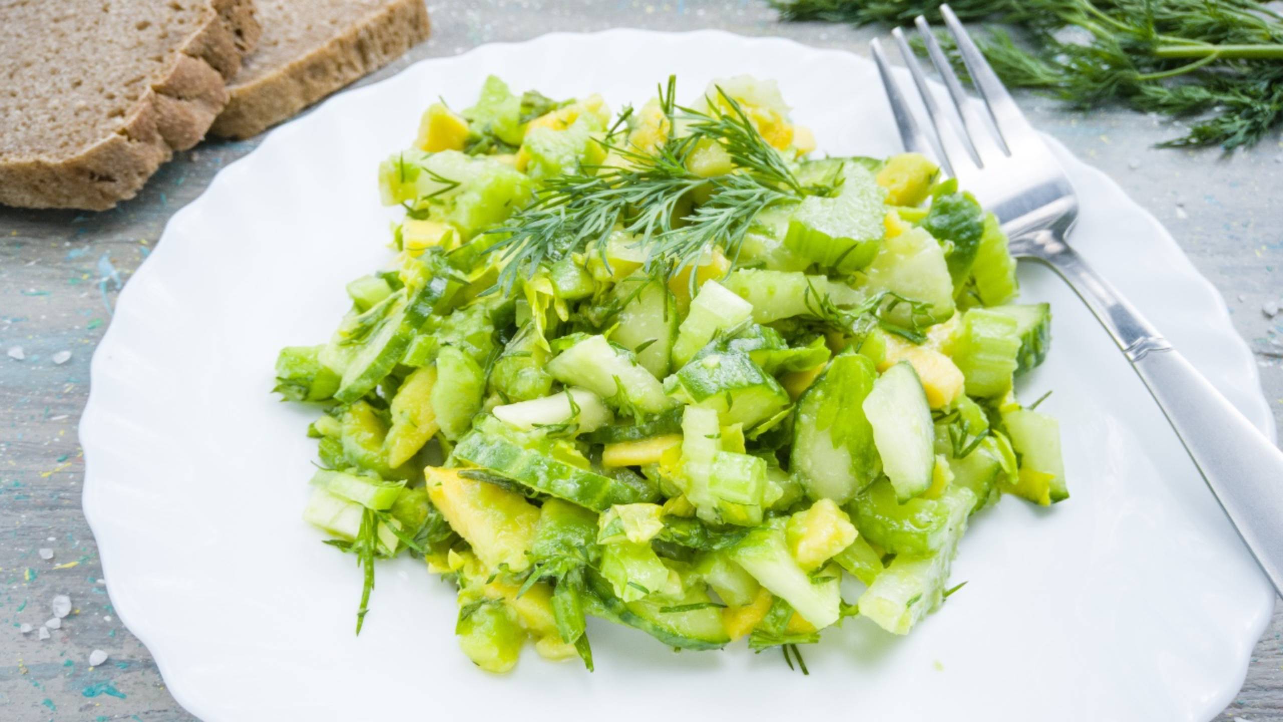 🥗 Простой салат с сельдереем, авокадо и огурцом смотреть онлайн