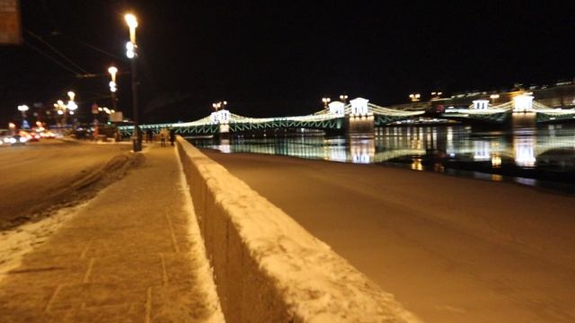 На небе видна Луна и Венера. Нева потихоньку сковывается льдом. Суббота, 4 января 2025 г.