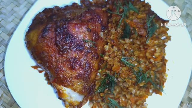 Вкусные куриные бедра с гречкой в духовке. смотреть онлайн
