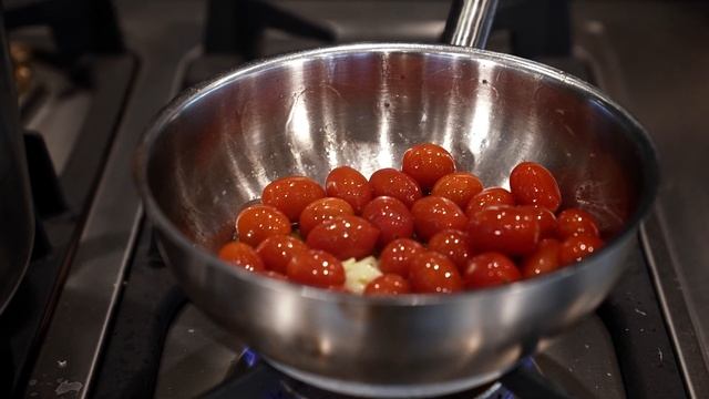 Simple is best - Tagliarini with datterni tomato and burrata - delicious смотреть онлайн