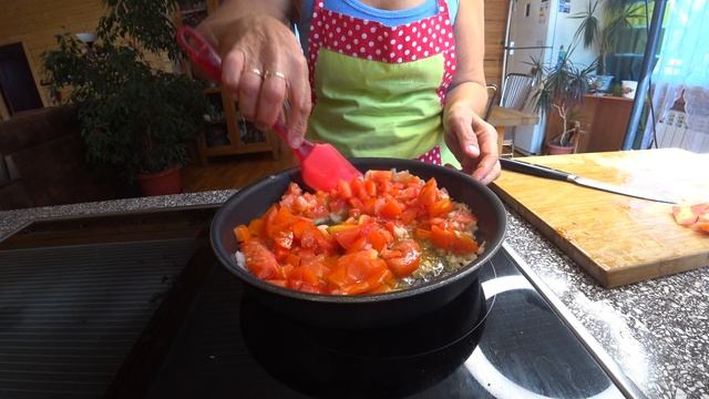 Пока варятся макароны, готовлю соус, с ним гораздо вкуснее смотреть онлайн