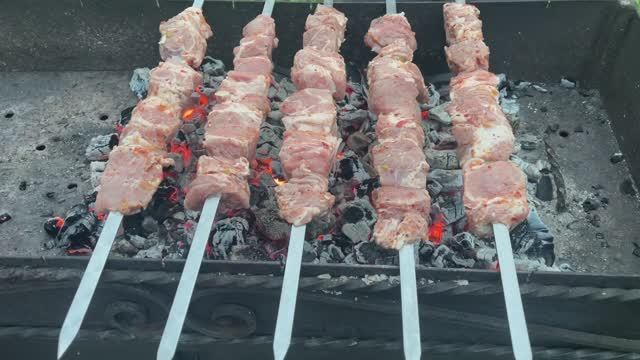 САМЫЙ ВКУСНЫЙ МАРИНАД ДЛЯ ШАШЛЫКА! Шашлык на углях👍 смотреть онлайн