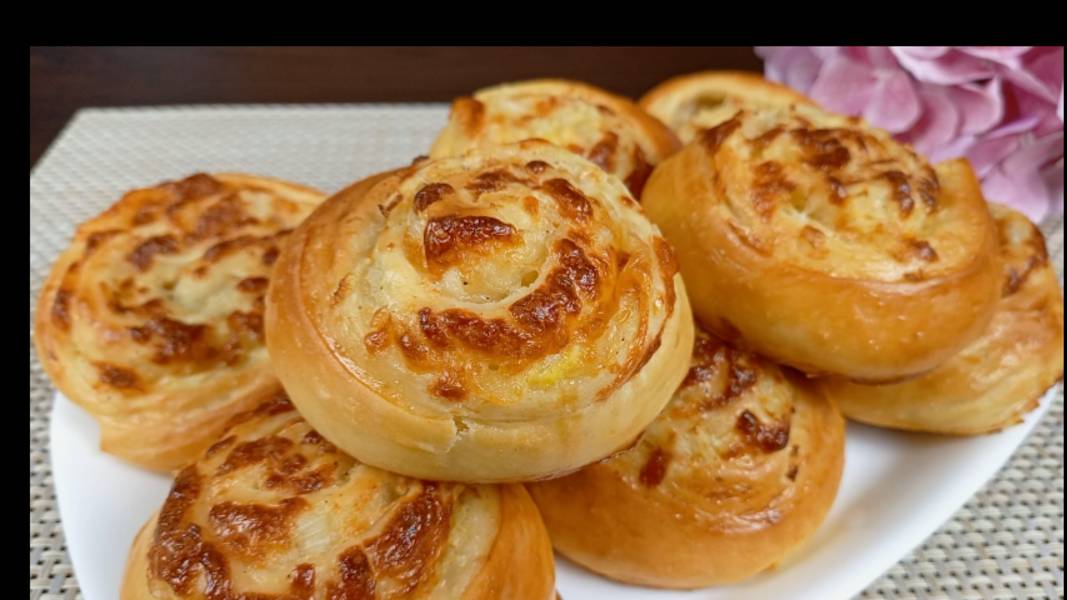 Луковые лепешки с сыром. Сытные и вкусные булочки с луком и сыром. смотреть онлайн