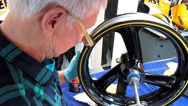 pt 129 FZR RESTORATION,HOW TO HAND BUFF OUT A WHEEL . смотреть онлайн