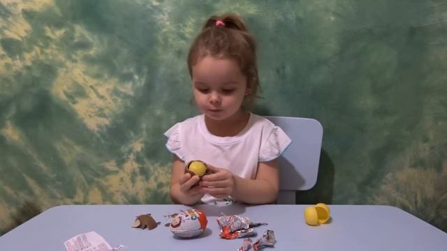 Открываем Сюрприз яицо с игрушкой делаем обзор игрушки смотреть онлайн