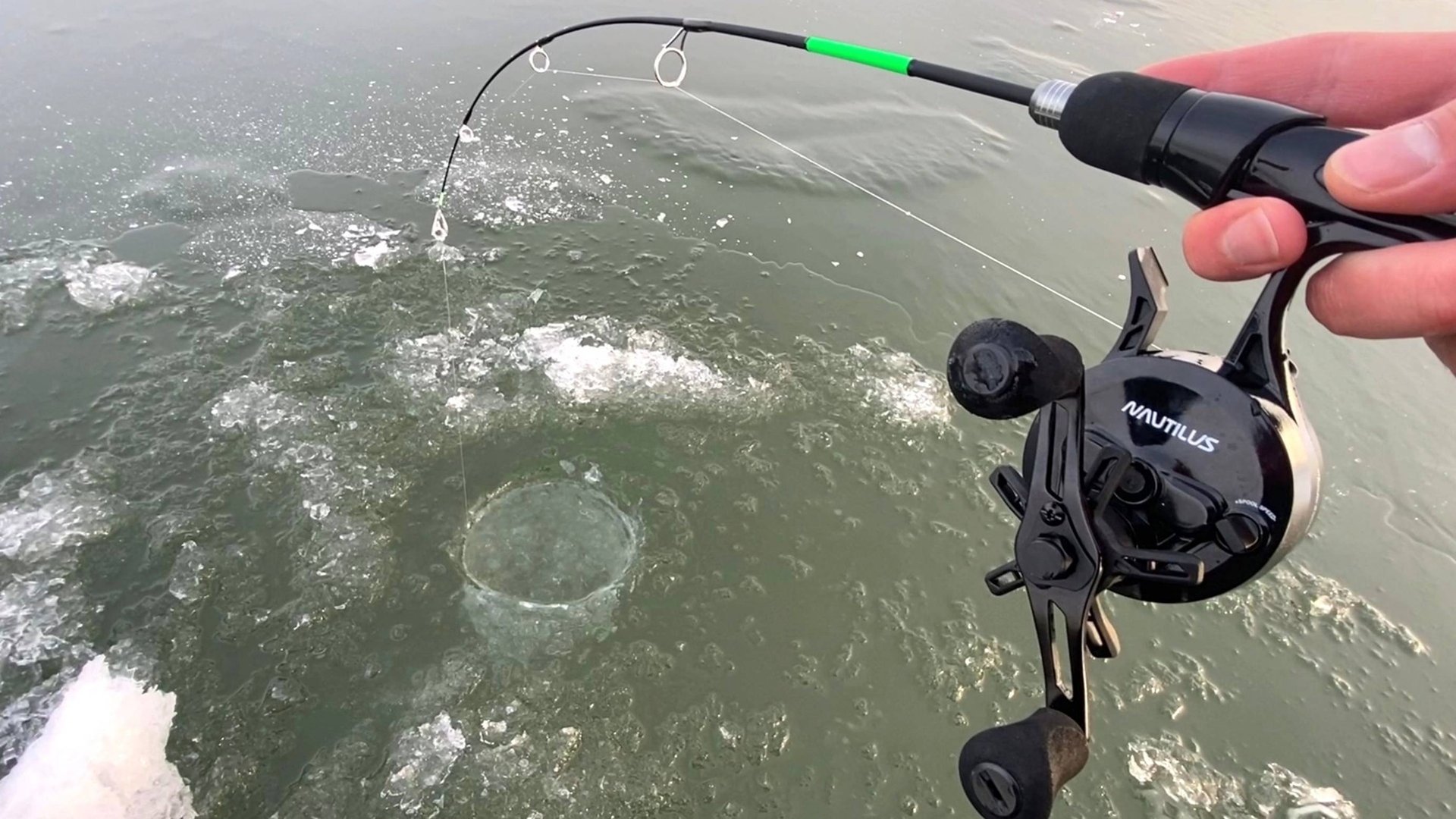 ПРОЗРАЧНАЯ ЛУНКА ВЫДАЛА...ЭТО ОНО! ЗАГНУЛО УДОЧКУ по первому льду. Зимняя рыбалка 2024 смотреть онлайн