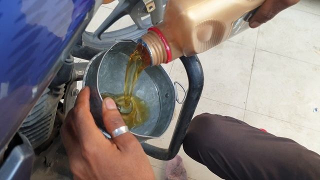 Motorcycle Engine Oil Change | MAK 4T | Honda Dream Neo 110cc смотреть онлайн