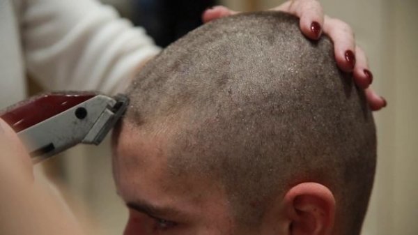 Как меняет стрижка налысо!