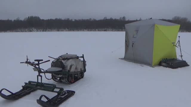 Как поймать  плотву на мормышку -поздней весной весной по последнему льду.
