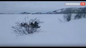 Мототолкач Ураган везет снегоход Буран. Кольский полуостров.