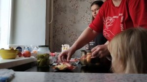 НАШЕ УТРО В СЪЁМНОЙ КВАРТИРЕ НАВОДИМ ПОРЯДОК...