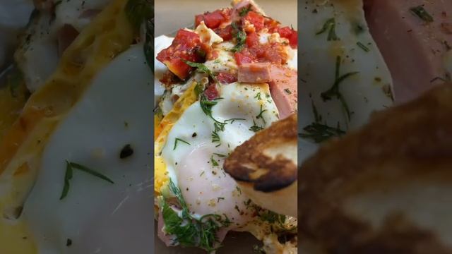 Как вкусно получается. Идеальный завтрак шакшуша #food смотреть онлайн