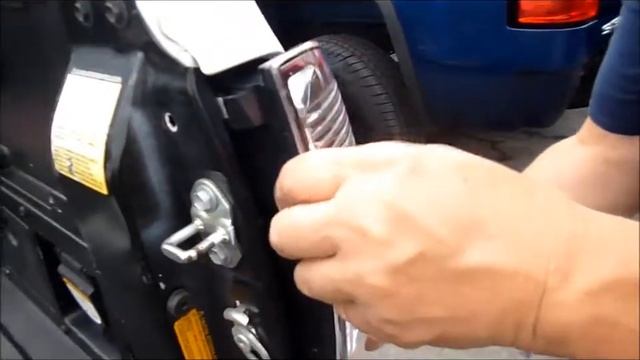 How to Replace a Toyota Tacoma Pickup Taillamp and Bulb смотреть онлайн