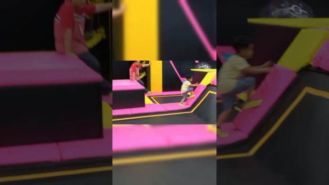 Trampoline Park at Fiesta Carnival 2024 | Darrel's World смотреть онлайн