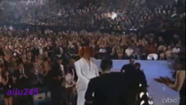 Joe Jonas Presenting the "Radio Edit" award to Rihanna смотреть онлайн