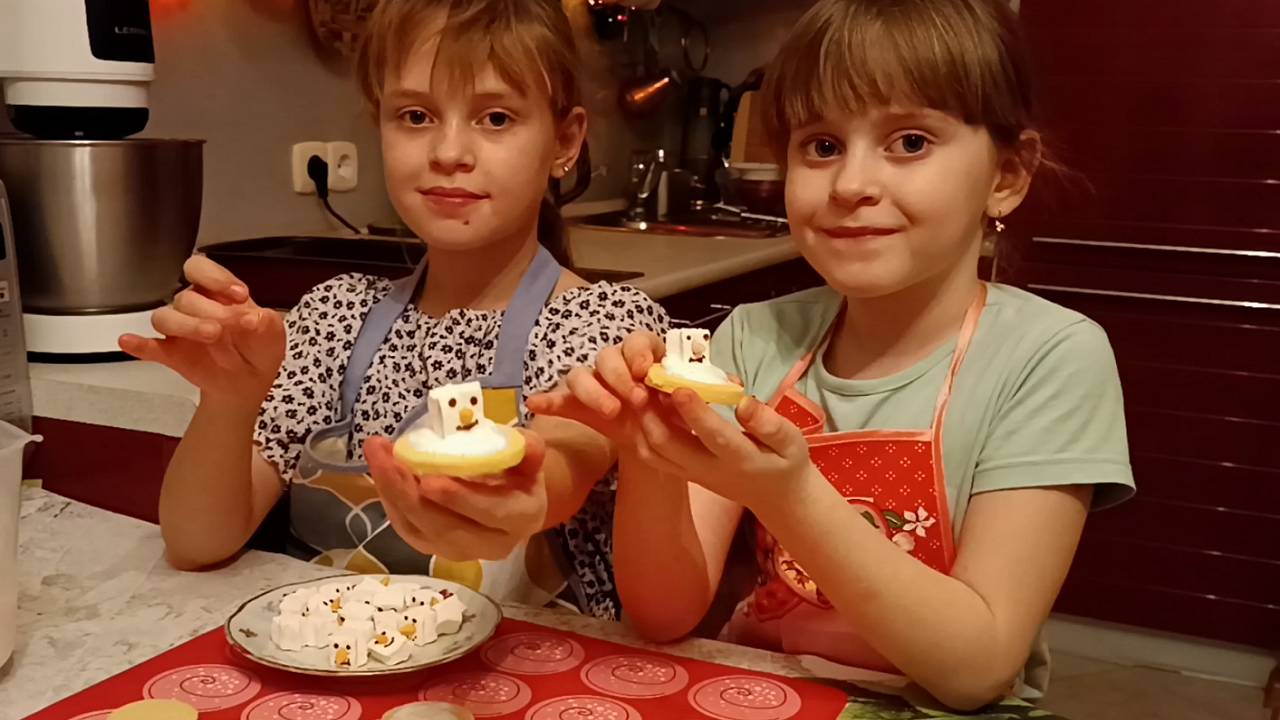 🎄⛄ Домашнее печенье "Тающие Снеговики" - внучки пекут вкусное печенье на Рождество смотреть онлайн