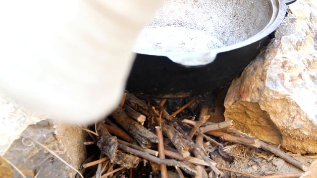 Готовим Доширак в ГОРАХ | Cooking Doshirak in the MOUNTAINS смотреть онлайн