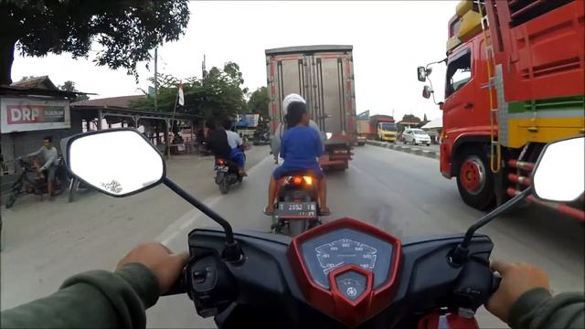 Chest Strap Action Camera on a Scooter bike Sample View Footage (Yi Action Cam) смотреть онлайн