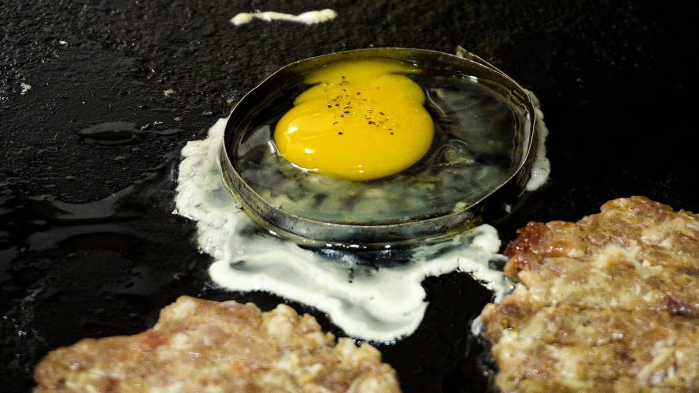 Бургер с двойными фрикадельками и яйцом. Канал Уличная Еда / Street Food Channel [4K] смотреть онлайн