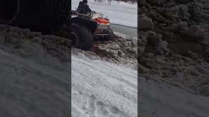Вездеход по снегу с  илом на берегу лесной реки. В оттепель на Урагане Дикаре с шинами Трэкол.