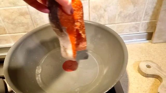 СТЕЙКИ ФОРЕЛИ НА СКОВОРОДЕ.Смажена форель на пательні.Как приготовить правильно красную рыбу. смотреть онлайн