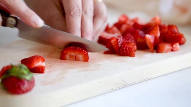 Coconut Milk Panna Cotta with Strawberry Compote смотреть онлайн