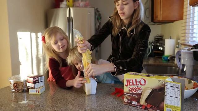 Катя и Вика делают мороженое в формочках. Kids make ice cream Jello Pudding Pops. смотреть онлайн