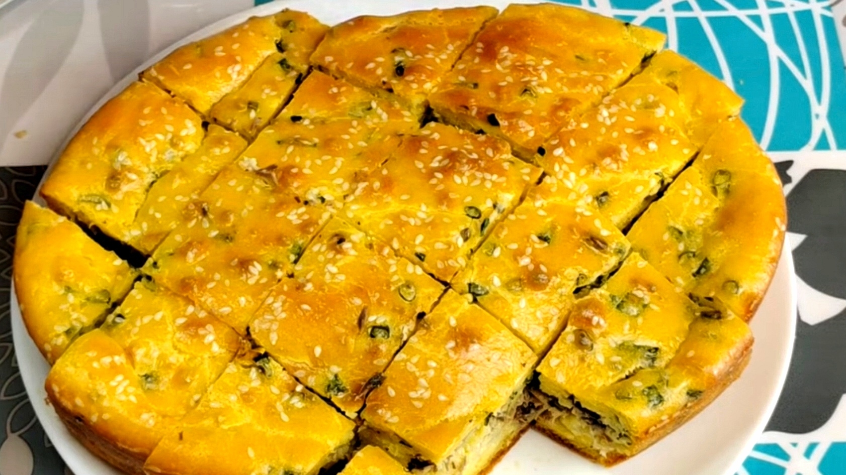 Заливной пирог из теста на сметане с рыбными консервами и картофелем. смотреть онлайн