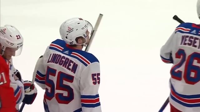 Традиционное рукопожатие после завершения серии между игроками Рейнджерс и Вашингтона 29.04.2024 смотреть онлайн