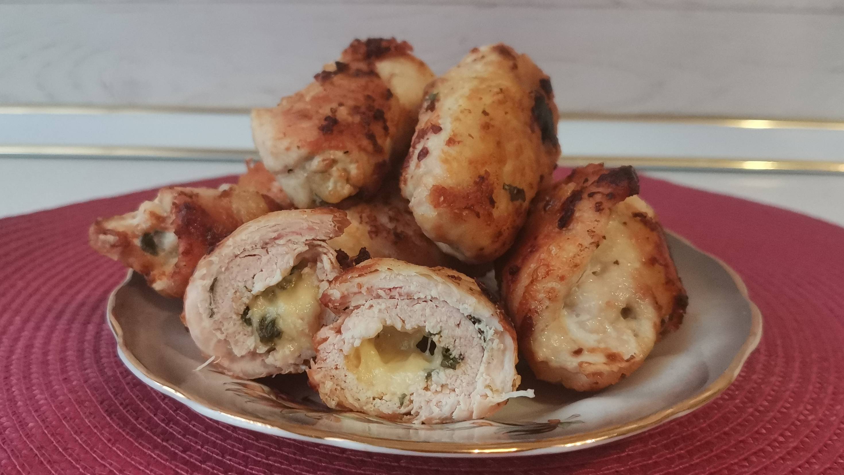 Простой и вкусный рецепт рулетиков с курицей на обед, ужин или праздничный стол. Готовим дома. смотреть онлайн