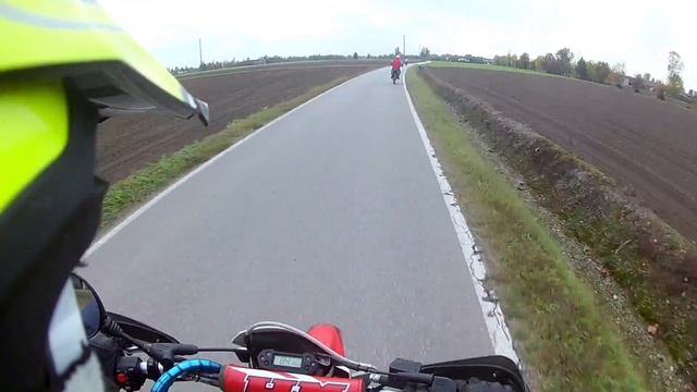 KTM 250+HM 125+PHANTOM F12+APRILIA SR 50 RIDE AROUND GANDINE [1080p60] смотреть онлайн