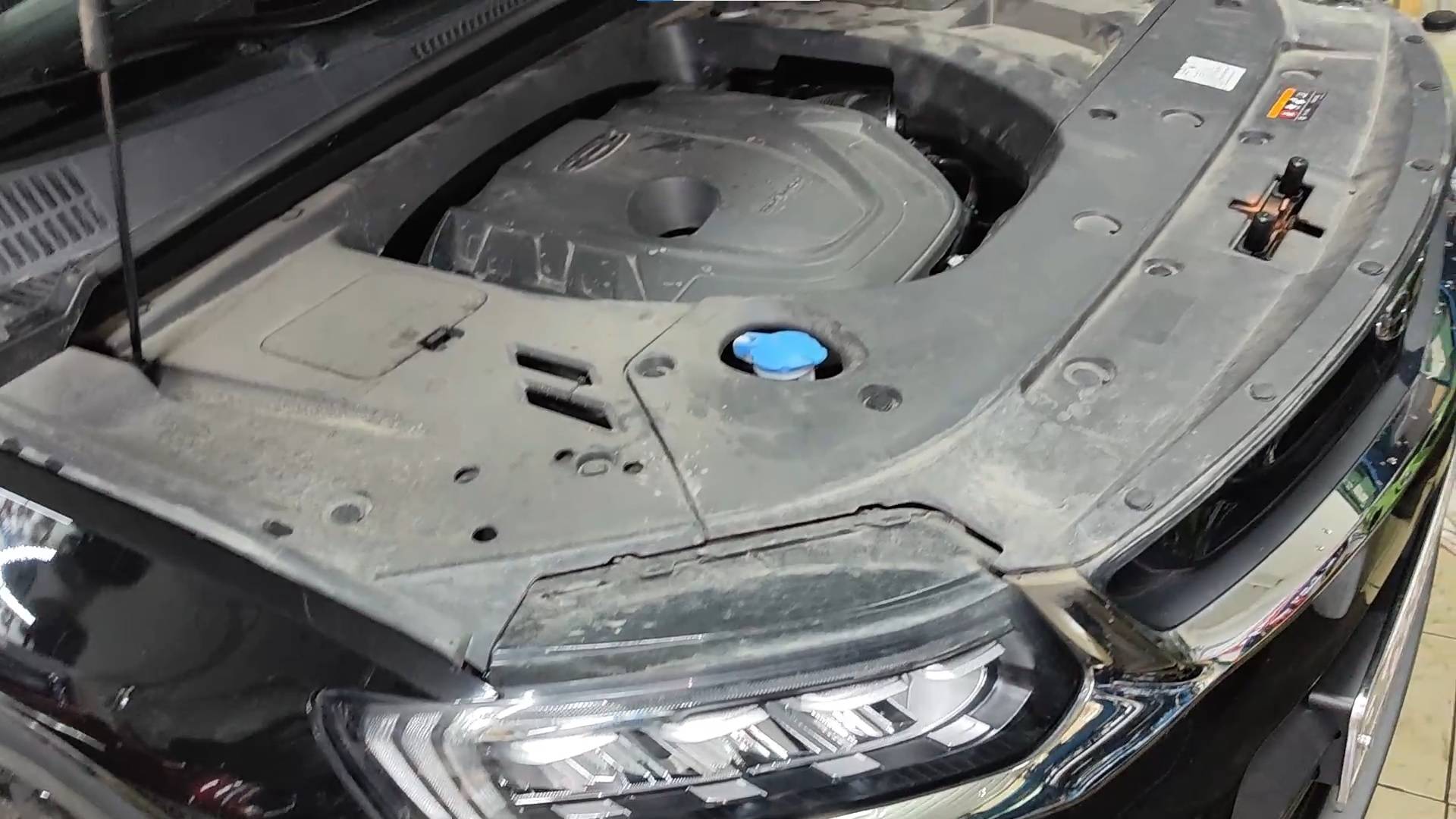 Как снять аккумулятор с джили тугеллы?