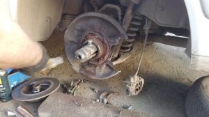 КАК СДЕЛАТЬ СВОИМИ РУКАМИ СЪЁМНИК ПОДШИПНИКА СТУПИЦЫ И ЗАМЕНИТЬ ПОДШИПНИК НЕ СНИМАЯ СТУПИЦУ.