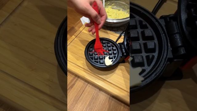 КАБАЧКОВО-СЫРНЫЕ ВАФЛИ 🧀 🧇 #готовимдома #еда #рецепты #cooking #waffle #вафли #shorts #food #recip смотреть онлайн