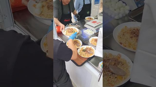 Плов разлетается в Чирчике. Центр плова в Чирчике #shorts #plov #tasty #chirchik смотреть онлайн