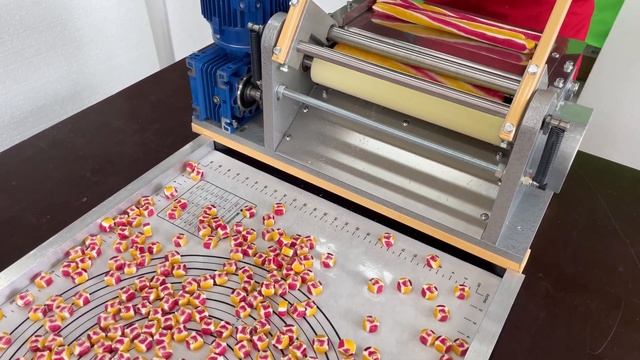 ЧТО ДЕЛАЕТ КАРАМЕЛЕРЕЖУЩАЯ МАШИНА? / HOW DOES THE DISC CUTTER MACHINE WORK? смотреть онлайн