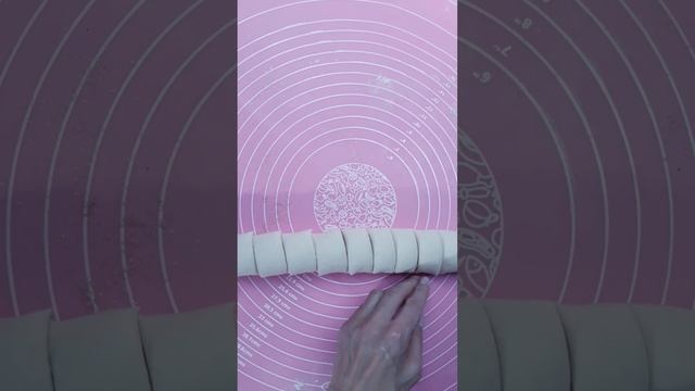 Puff pastry cinnabons with cream!!!😋😋😋 Синнабоны из слоёного теста со сливками!!!😋😋😋 смотреть онлайн